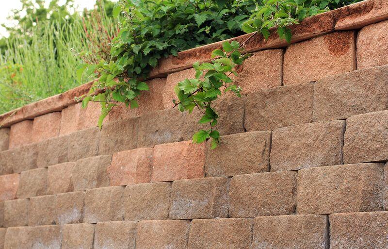 کشف بلوک دیواری سیمانی در سمنان در شهر سوخته زابل حاشیه ساز شد